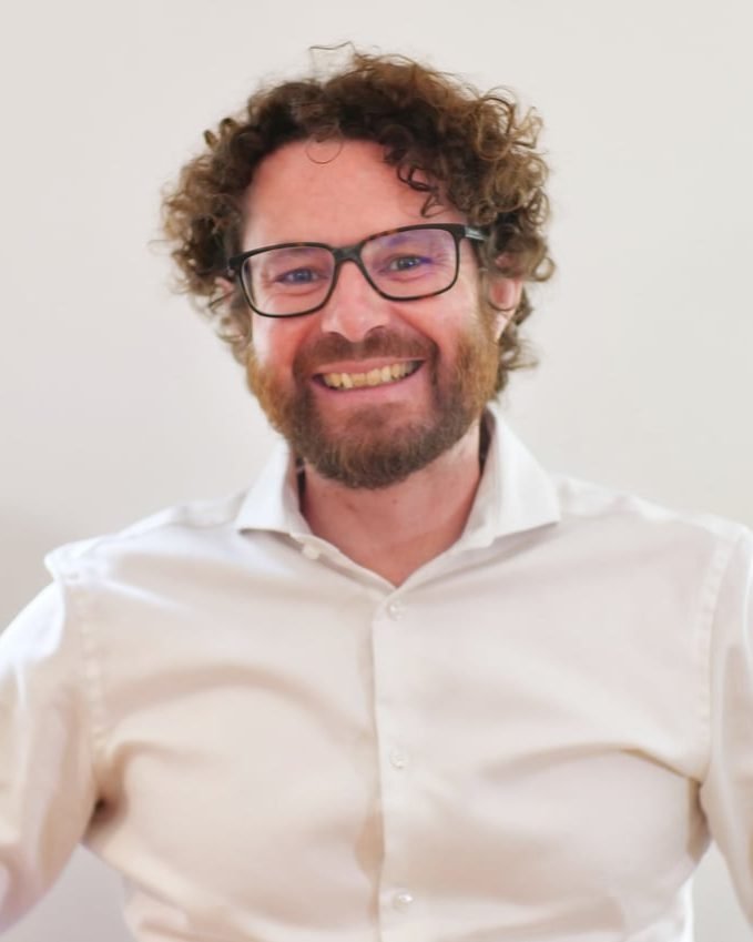 Marco Maier, KI-Berater f&uuml;r Treuhand und KMU, im Atelier in Bern